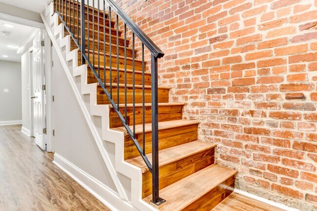 Building Photo - 3 Bed 2.5 Bath - Bloomingdale Condo - 1 Assigned Parking Space