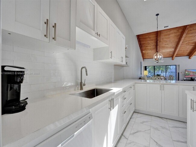 Building Photo - 2667 Parkview Dr S