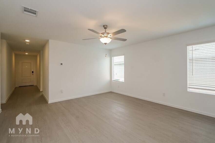 Building Photo - 2728 River Knl Ln