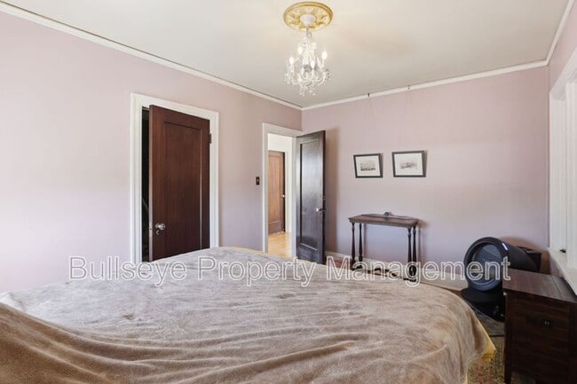 Building Photo - 525 W Lynwood St