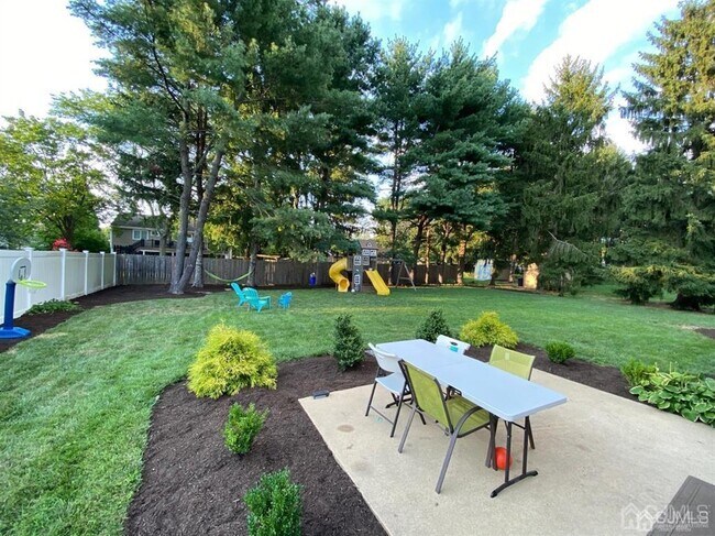 Building Photo - 47 Linden Ln S