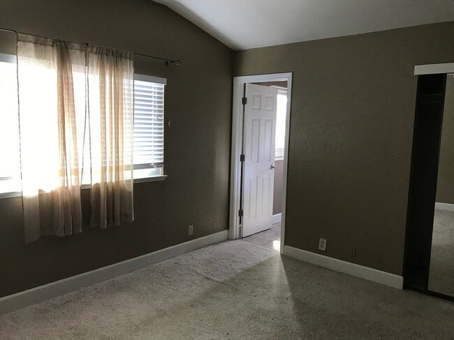 Building Photo - Large 4 bedroom 2.5 bath