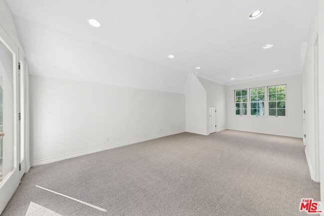 Building Photo - 5958 Busch Dr