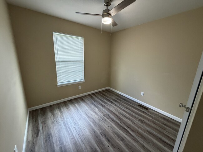 Building Photo - 285 Pineview Dr