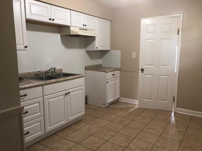 Building Photo - 3702 Ivanhoe Ave