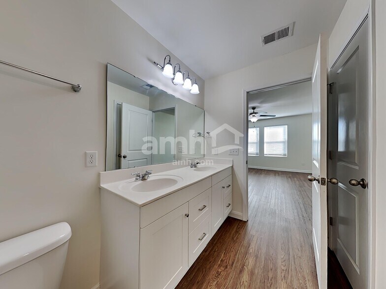 Building Photo - 220 Orion Way