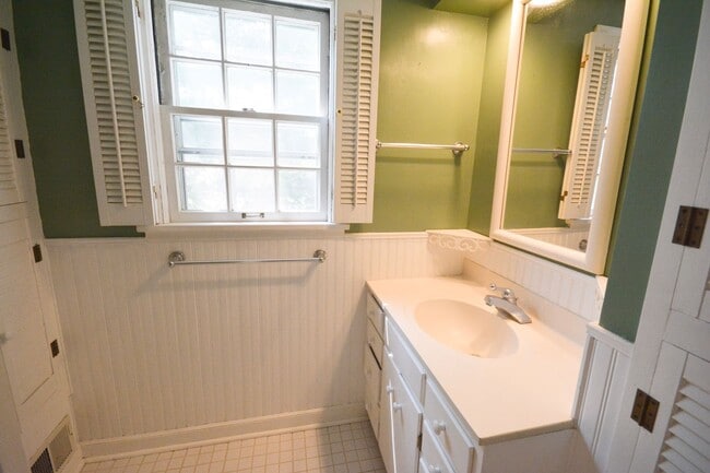 Building Photo - Beautiful 4 Bedroom With Modern and Unique...