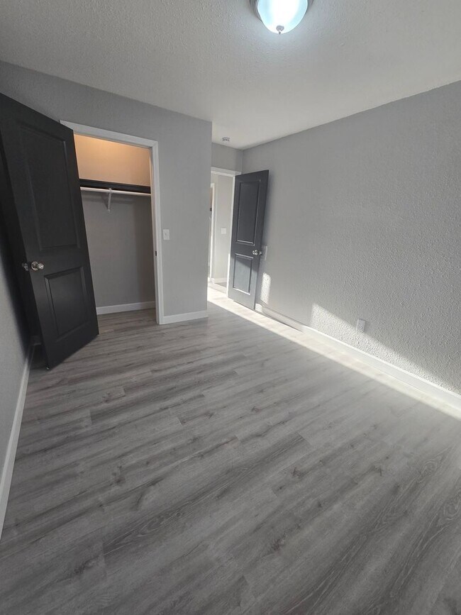 Building Photo - 2 Bedroom , 1 Bathroom Apartment!