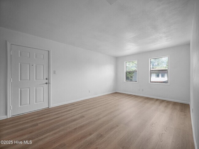 Building Photo - 110 Ravenwood Dr