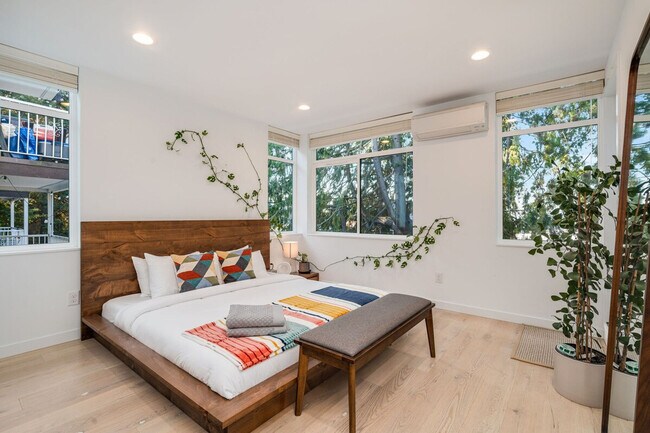 Building Photo - 764A Belmont Pl E