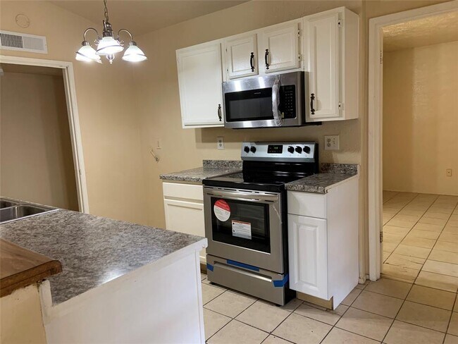 Building Photo - 5613 Hollow Pines Dr