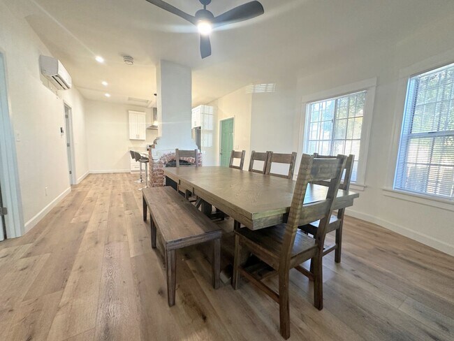 Building Photo - Gorgeous 2bd/2ba unit semi-furnished near ...