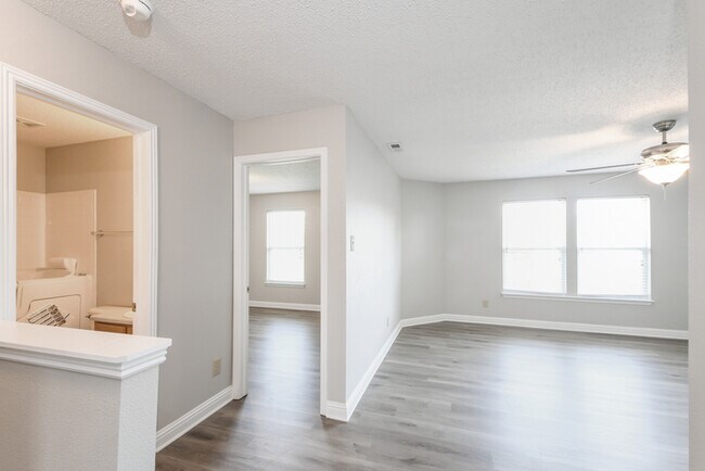 Building Photo - Ingalls 3-Bedroom with Expansive Living Space