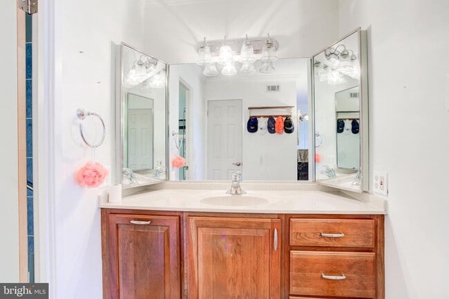 Building Photo - 307 Yoakum Pkwy