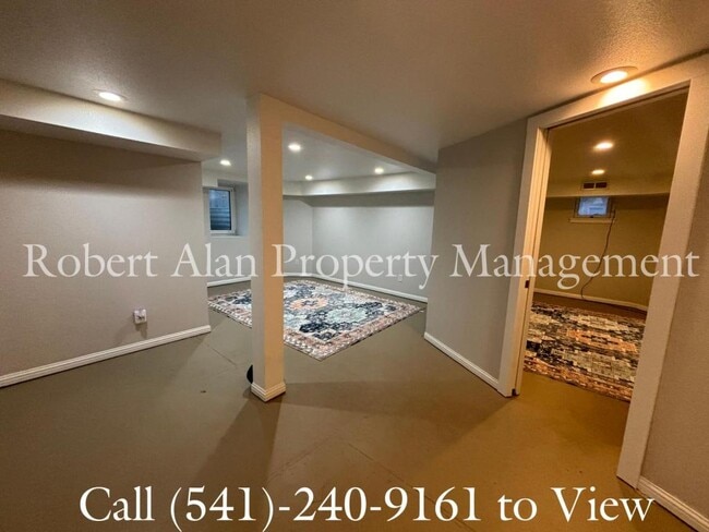 Building Photo - 916 SE Byers Ave