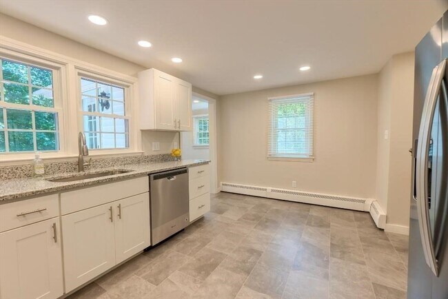 Building Photo - 2 Bay Edge Ln