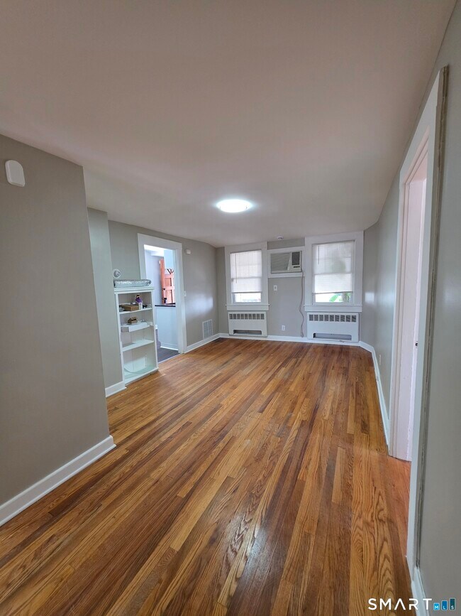 Building Photo - 396 W Main St