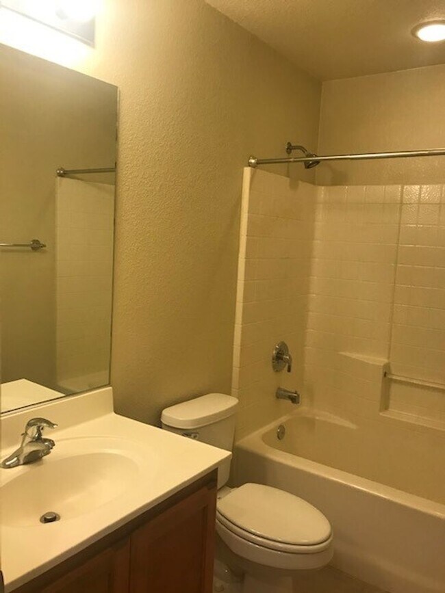 Building Photo - GATED COMMUNITY- FULLY REMODELED!