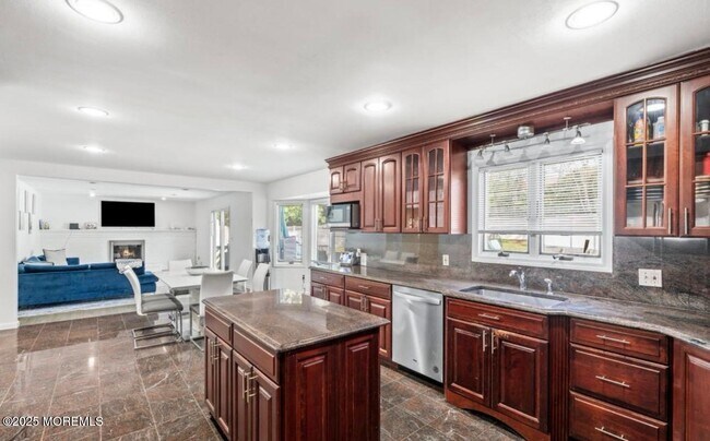 Building Photo - 16 Bridle Dr