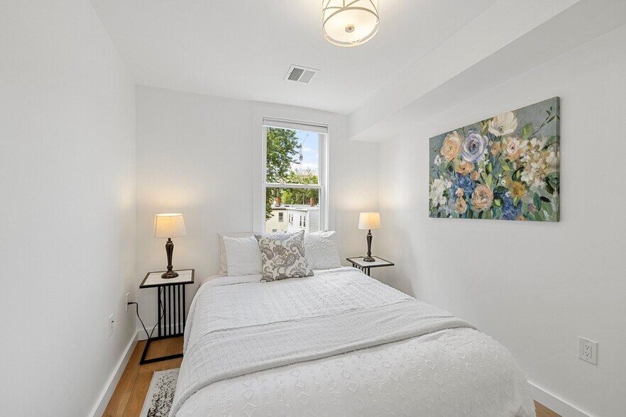 Building Photo - 338 Hurley St