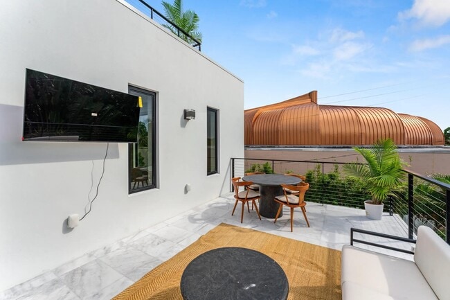 Building Photo - 214 28th St