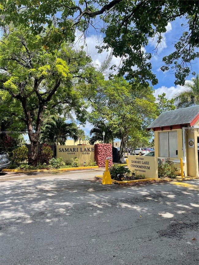 Building Photo - 10000 NW 80th Ct