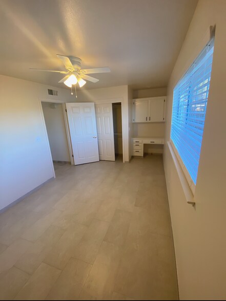 Building Photo - 1542 E Alluvial Ave