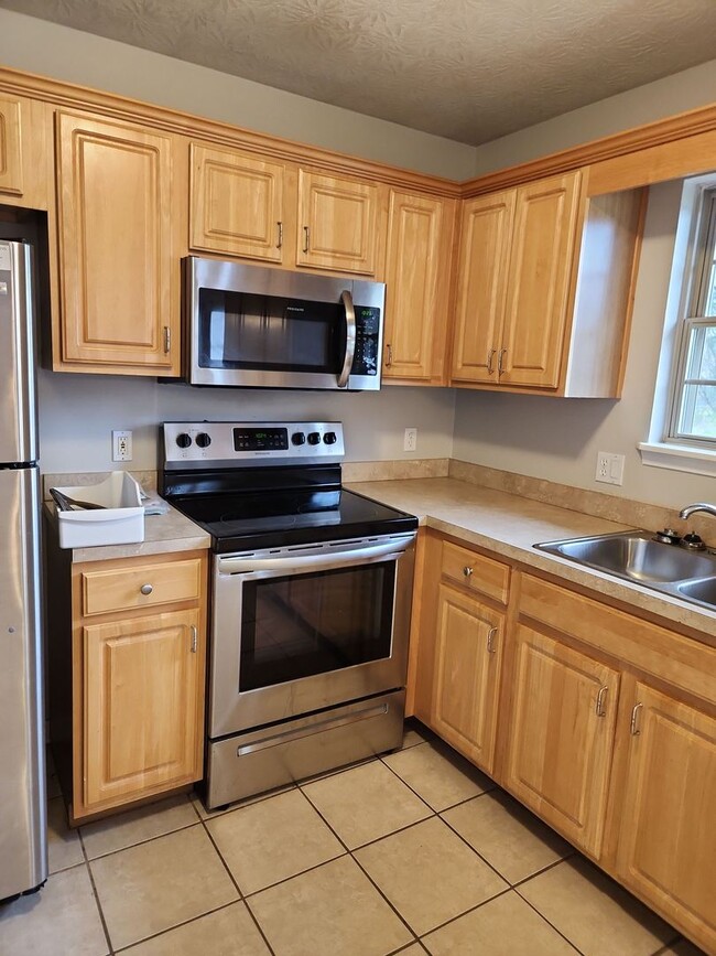 Building Photo - All Brick 4 bedroom, 2 Bath Home