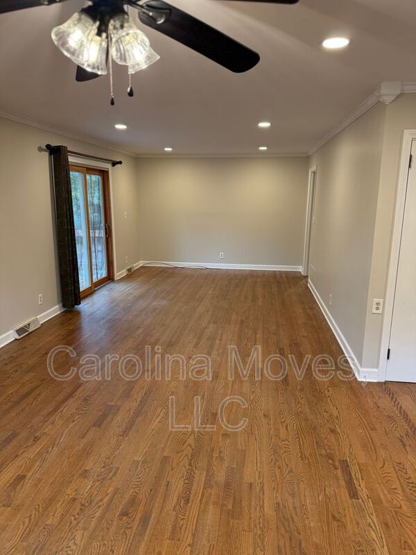 Building Photo - 708 W Lee Rd