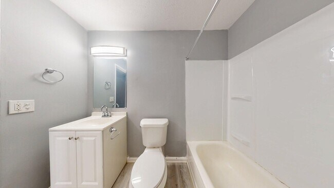 Building Photo - Elyria - updated 2 bedroom/1 bath townhouse.