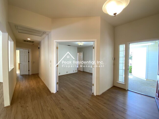 Building Photo - Spacious 3bd/2ba Auburn Home With Bonus Ro...