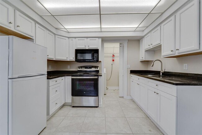 Building Photo - 553 72nd Ave