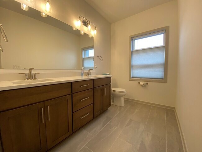 Building Photo - Beautiful Townhome for Rent