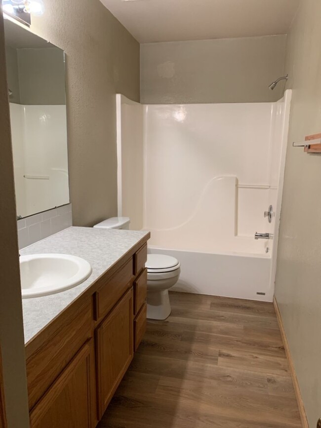 Building Photo - STUDENTS WELCOME! 3 Bed, 2 Bath Duplex in ...