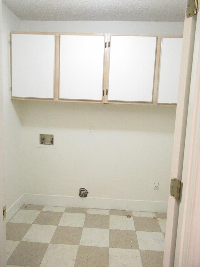 Building Photo - 970 Jessamine Trail