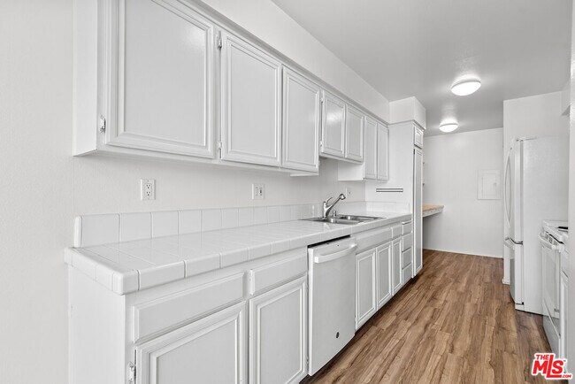 Building Photo - 1340 S Beverly Glen Blvd