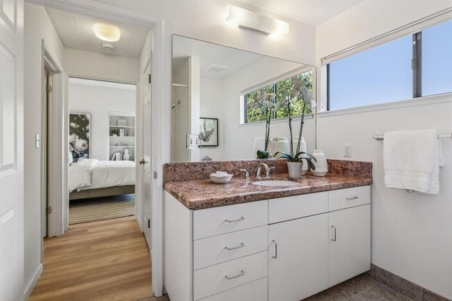 Building Photo - Elegant 2BR Condo with Golf Course Views i...