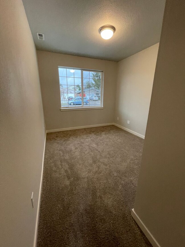 Building Photo - Modern 3b/2ba Energy Star Certified Home I...