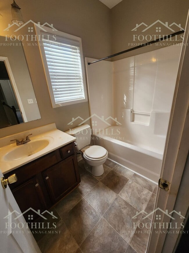 Building Photo - 6 Robert de Brus Cir