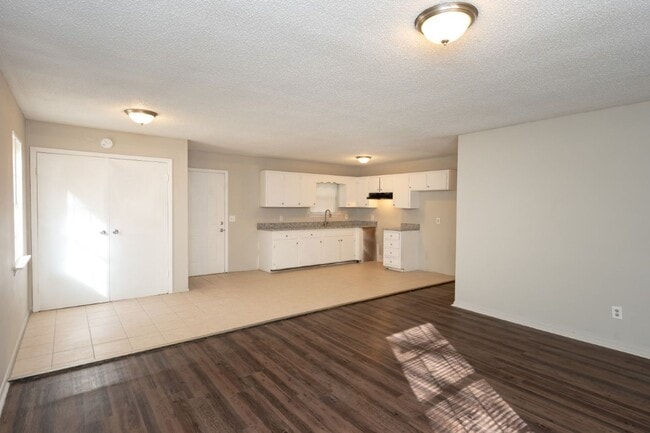 Building Photo - 581 Ridgewood Dr