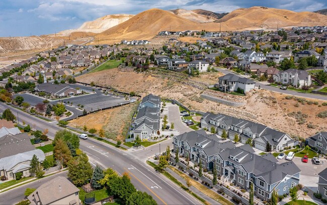 Building Photo - 3 Bedroom/2.5 Bathroom Townhouse in Lehi