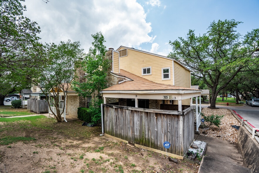 Building Photo - Room in Condo on Beauregard Cir