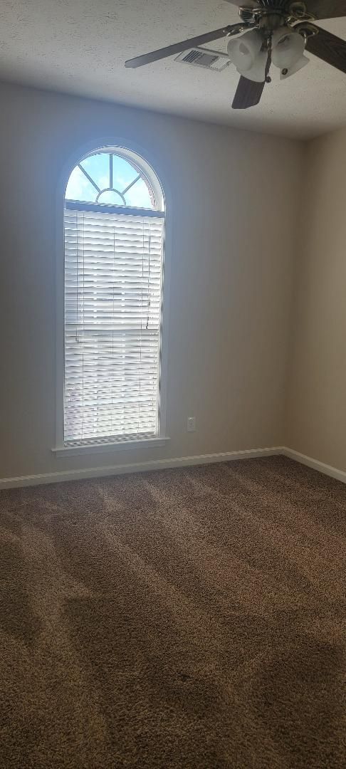 Building Photo - AVAILABLE NOW - CALL US FOR A SHOWING!