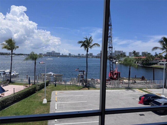 Building Photo - 2821 N Miami Beach Blvd
