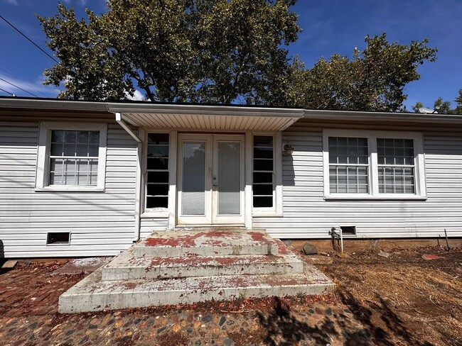 Building Photo - Adorable 3 bedroom, 1.5 bath home in Red B...