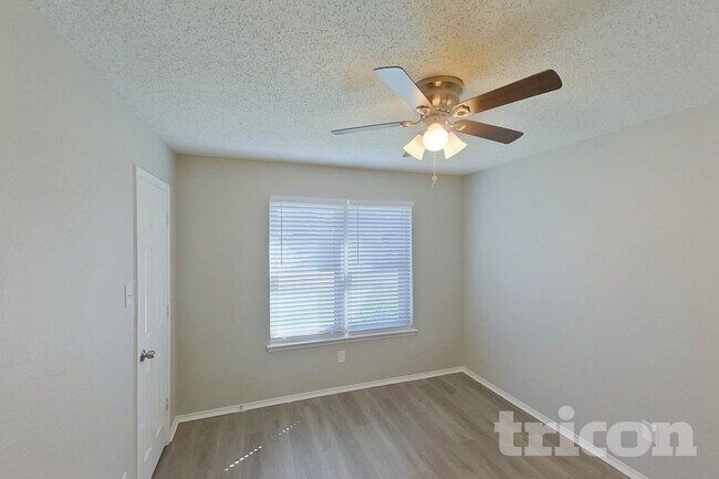 Building Photo - 1253 Essex Dr