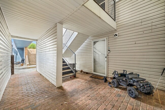 Building Photo - Convenient 1 Bedroom, 1 Bath first-floor condo located in Pawtuckett on the Green near the airpor...