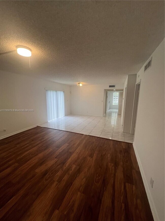 Building Photo - 440 Lakeview Dr