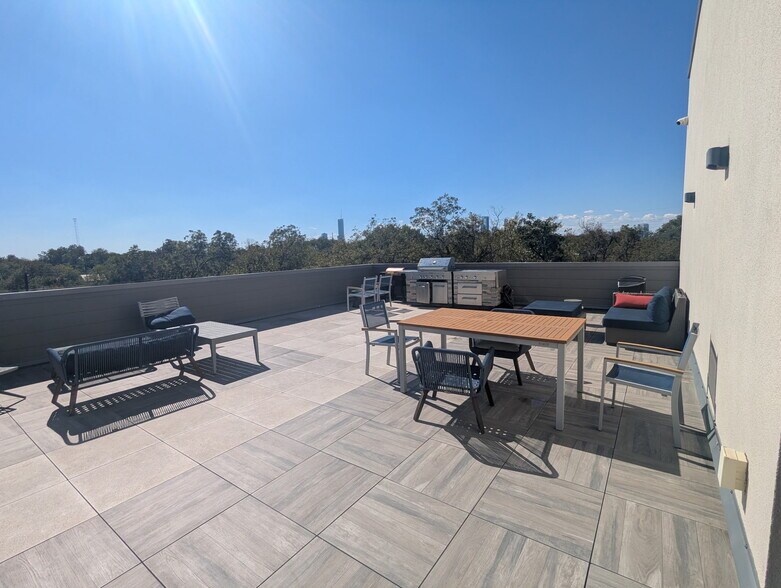 Community rooftop terrace - 2213 Poquito St
