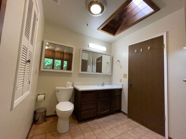 Building Photo - 4 bed, 3 bath split-level home in a private, forested setting (Bayside)